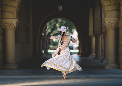shallow focus photography of woman running on pathway thumbnail