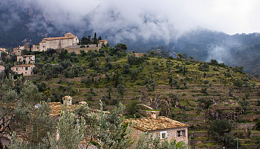 houses on top of mountain thumbnail