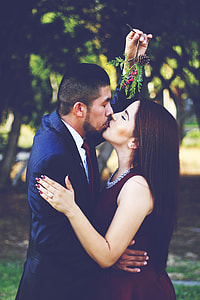 couple kissing under mistletoe thumbnail