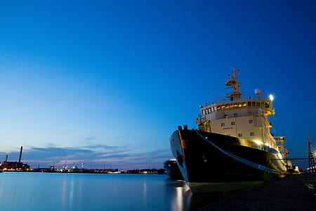 rule of thirds photography of cruise ship thumbnail
