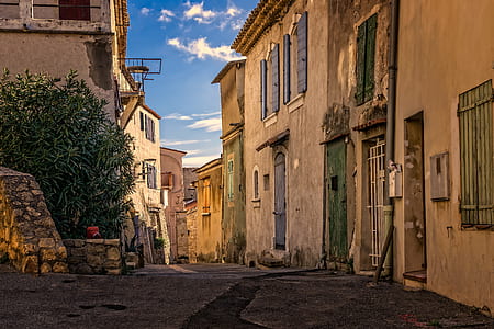 buildings under blue sky thumbnail