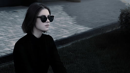 woman wearing sunglasses thumbnail