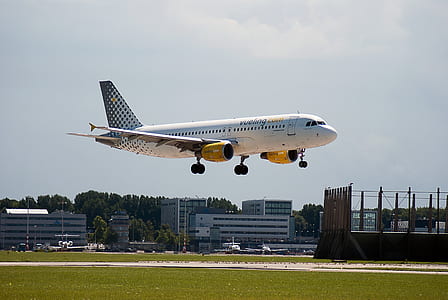 airliner about to land thumbnail