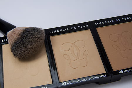 makeup palette with brush thumbnail
