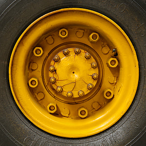 yellow multi-lug with linear at the center cap thumbnail