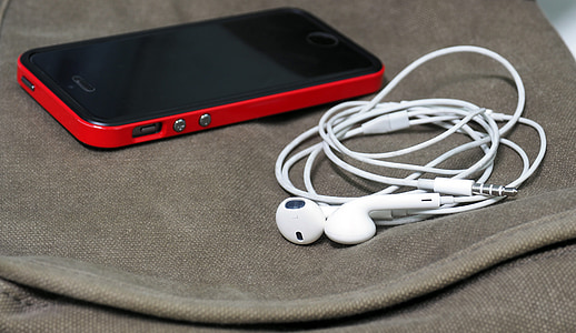 space gray iPhone 5s beside EarPods thumbnail