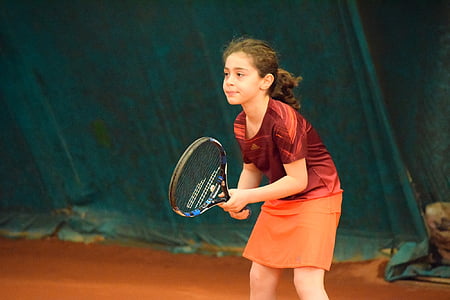 woman playing tennis thumbnail