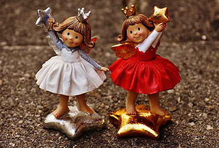 two girl ceramic figurine in macro shot photography thumbnail