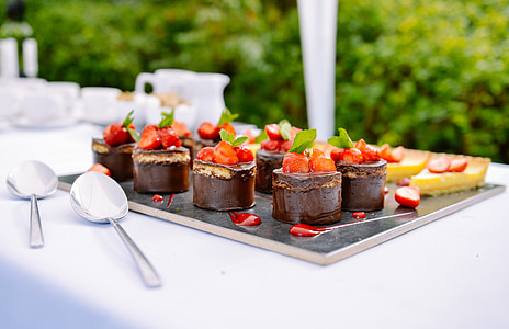 chocolate cakes topped with strawberries thumbnail