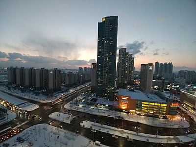 city buildings and vehicles thumbnail