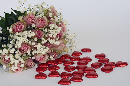 bouquet of pink roses beside heart red ornament lot thumbnail