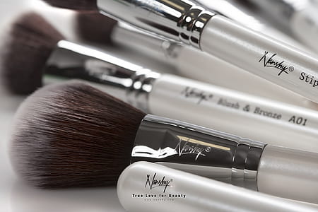 Norshy makeup brush on white surface thumbnail