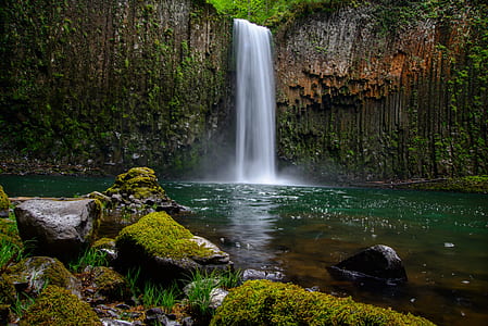 shallow focus photography of waterfalls thumbnail