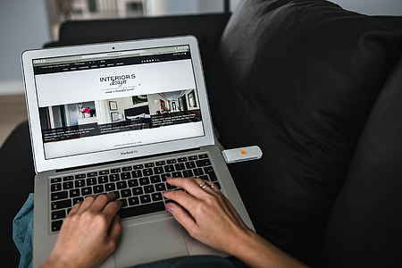 Woman working on the laptop thumbnail