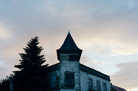 Spooky old house thumbnail