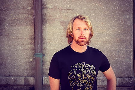 Man in Black and Gold Lion Head-printed Crew-neck T-shirt thumbnail