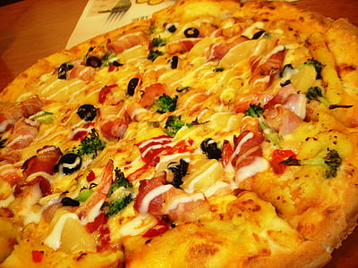 close-up photography of baked pizza thumbnail