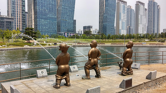 Kids Peeing into the river statue in Incheon, South Korea thumbnail