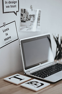 Inspirational cards with quotes, a black-and-white photo and a silver laptop thumbnail