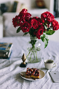Red roses, cake nad Apple iPhone 6 thumbnail