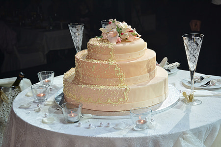 4-tier cake on table thumbnail