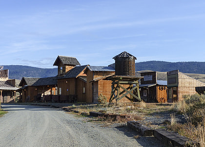 brown house under blue skie thumbnail