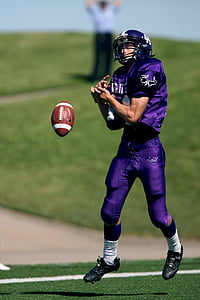 football player on football field thumbnail