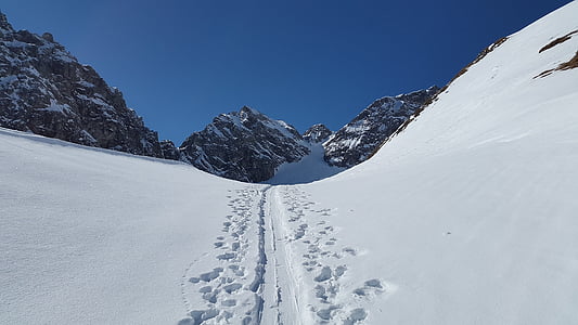 mountain covered with snow thumbnail