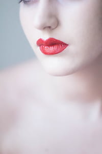 woman with red lipstick thumbnail