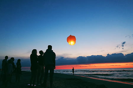 silhoutte of people on beach thumbnail