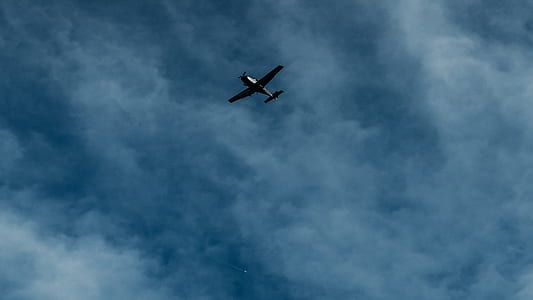 silhouette of airplane thumbnail