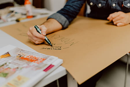 Man hand holding a green marker pen thumbnail