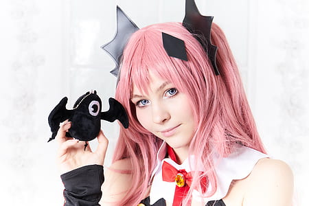 woman cosplayinng thumbnail