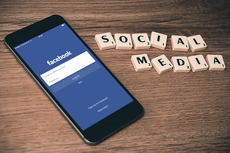 iPhone displaying Facebook application thumbnail