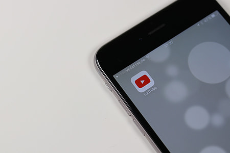 turned-on space gray iPhone 6 displaying YouTube application thumbnail