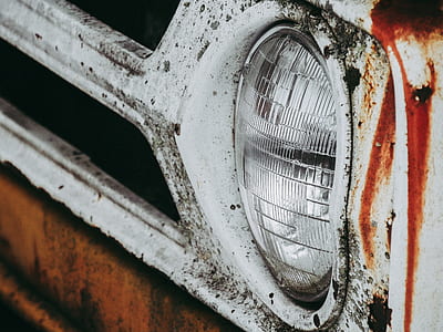 closeup photo of white and brown vehicle thumbnail