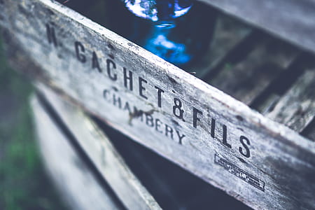 shallow focus photography of Gachet & Fills Chambery wooden frame thumbnail
