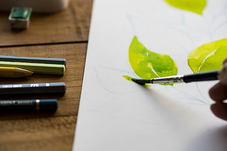 person paint a green leaves thumbnail
