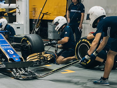 people repairing F1 car thumbnail