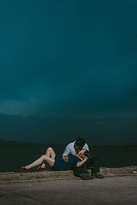 man kissing the woman lying on his legs thumbnail