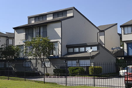white bungalow house thumbnail