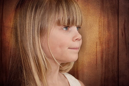 girl standing near wall thumbnail