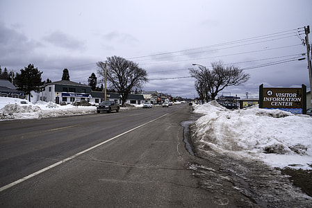 Highway 61 into Grand Marais, Minnesota thumbnail