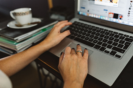 woman-office-workspace-workplace-thumb.jpg