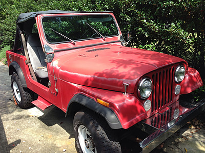 red Jeep Wrangler thumbnail
