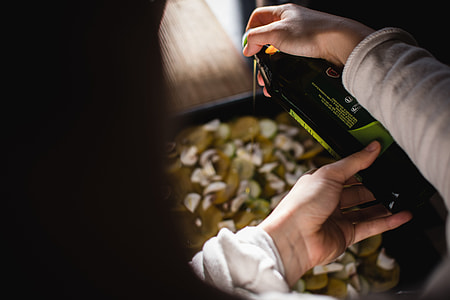 Pouring olive oil thumbnail