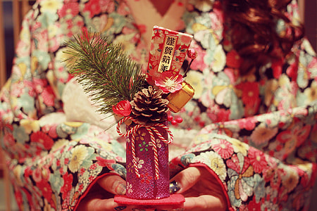 woman holding decors thumbnail