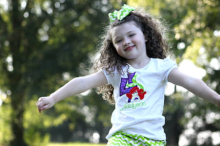 girl wearing green headband thumbnail