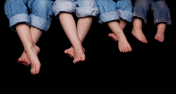 four children feet thumbnail
