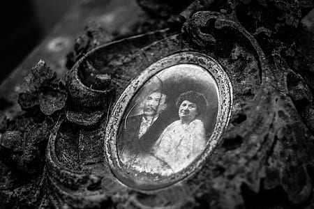 selective focus of old photos on frame thumbnail
